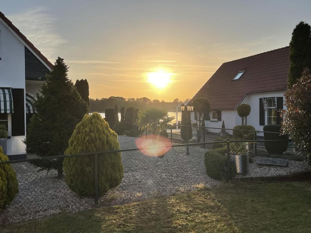 Freistehendes Ferienhaus Am See Naehe Roermond Heel Exteriér fotografie