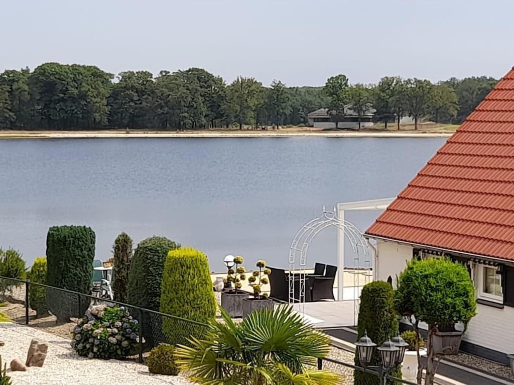 Freistehendes Ferienhaus Am See Naehe Roermond Heel Exteriér fotografie